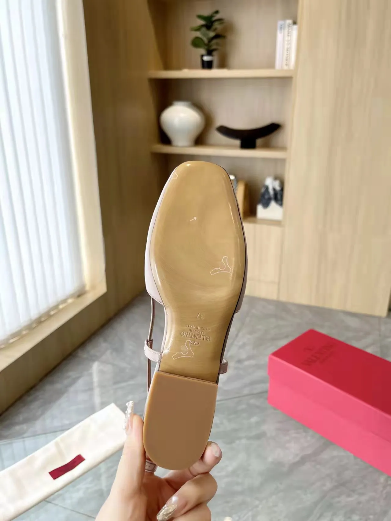 👟👟Ex-factory price 400👟👟 Genuine leather sole +40 Top version 𝑉𝐴𝐿𝐸𝑁𝑇𝐼𝑁𝑂 Valentino new spring and summer women's back hollow new sandals. Unique V-buckle hardware accessories bring out a full sense of luxury. The new season will live up to expectations! Worth buying★Absolutely high-grade❥Original method, Absolutely sensual❥Elegant style, creating a different feeling, simple and elegant style!  Code number: 35-41 (34-42 customized, non-returnable) Fabric: Imported sheepskin Inner foot pads: Inner sheepskin Heel height: 2 cm Leather outsole Rubber outsole